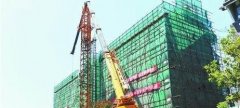 北京一工地起重機大臂斷裂倒懸空中 所幸無傷亡