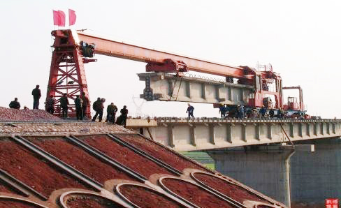中鐵二十四局鐵路架橋機架梁中